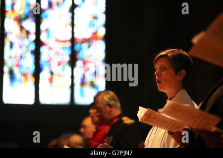 Bischof Libby Lane, als sie sich auf die formelle Installation vorbereitet In der Chester Cathedral Stockfoto