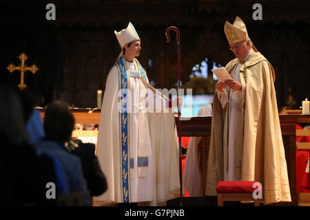 Bischof Libby Lane wird offiziell von Bischof von Chester, dem RT Revd Dr. Peter Forster, in der Chester Cathedral installiert Stockfoto