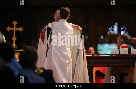 Bishop Libby Lane wird offiziell in der Chester Cathedral installiert Stockfoto