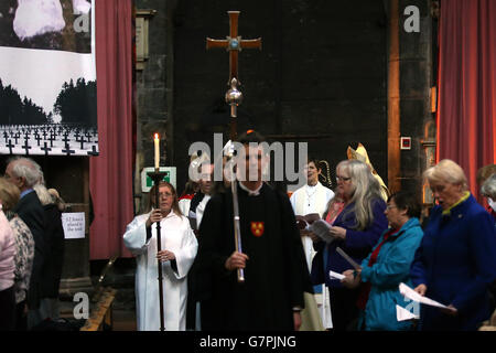 Bischof Libby Lane, als sie sich auf die formelle Installation vorbereitet In der Chester Cathedral Stockfoto