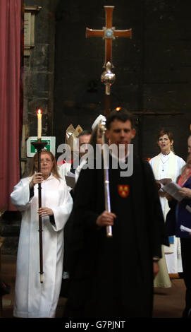 Bischof Libby Lane, als sie sich auf die formelle Installation vorbereitet In der Chester Cathedral Stockfoto