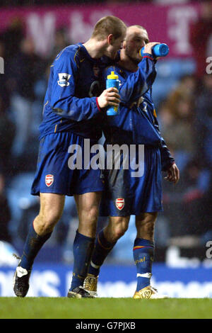 Fußball - FA Barclays Premiership - Aston Villa / Arsenal - Villa Park. Philippe Senderos von Arsenal gratuliert seinem Teamkollegen Fredrik Ljungberg nach dem letzten Pfiff und dem Sieg über Aston Villa. Stockfoto