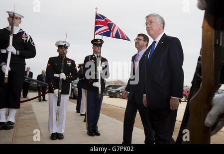 Verteidigungsminister Ash Carter begrüßt den britischen Verteidigungsminister Michael Fallon am Mittwoch, den 11. März 2015, während einer Ehrenabsperrung im Pentagon. (AP Photo/Manuel Balce Ceneta) Stockfoto