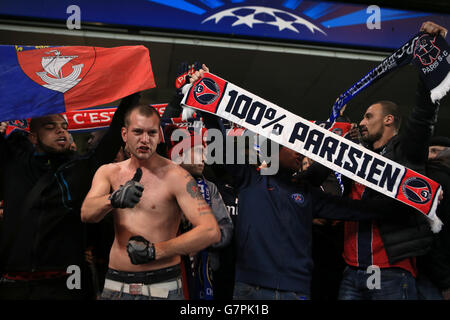 Fußball - UEFA Champions League - 16. Runde - zweite Etappe - Chelsea gegen Paris St Germain - Stamford Bridge. Die Paris Saint Germain-Fans jubeln vor dem Anstoß an ihrer Seite Stockfoto