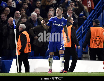 Chelsea's Gary Cahill feiert das erste Tor seiner Mannschaft während der UEFA Champions League sechzehn Spiel in Stamford Bridge, London. Stockfoto