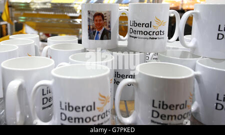 Artikel, die auf der Frühjahrstagung der Liberaldemokraten im BT Convention Center in Liverpool zum Verkauf angeboten werden. Stockfoto