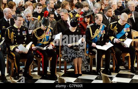 Vizeadmiral Sir Timothy Laurence, die Königliche Prinzessin, Gräfin von Wessex, Graf von Wessex und Herzog von York bei einem Gedenkgottesdienst anlässlich des Endes der Kampfhandlungen in Afghanistan in der St. Paul's Cathedral, London. Stockfoto