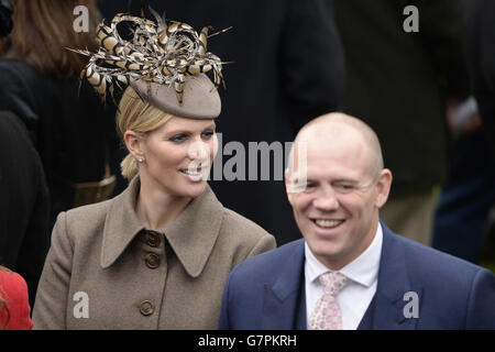 Zara Phillips und Ehemann Mike Tindall (rechts) am Gold Cup Day während des Cheltenham Festivals auf der Cheltenham Rennbahn. Stockfoto