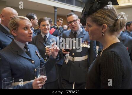 Die Gräfin von Wessex (rechts) spricht mit dem Militärpersonal während eines Empfangs bei der Honourable Artillery Company, London, nach einem Gedenkgottesdienst zum Ende der Kampfhandlungen in Afghanistan. Stockfoto