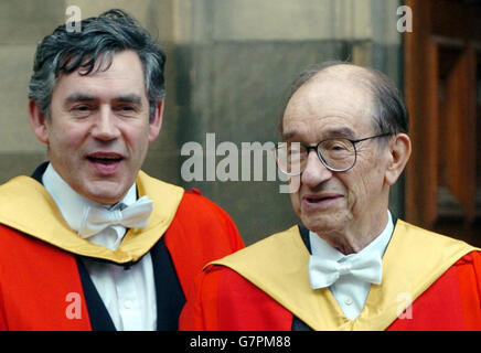 Kanzler Gordon Brown (links) steht mit Dr. Alan Greenspan, dem Vorsitzenden der US-Notenbank Federal Reserve, zusammen. Stockfoto