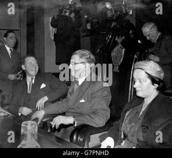 Hugh Gaitskell, 49, (l) lächelt Fotografen bei einer Pressekonferenz im Transport House nach seiner Wahl zum Vorsitzenden der Labour Party in Folge von Clement Attlee, der in den Ruhestand getreten ist. Der Sieg von Gaitskell über Aneurin Bevan und Herbert Morrison wurde bei einer Sitzung der Parlamentarischen Labour Party im Unterhaus bekannt gegeben. Er befragte 157 Stimmen gegen 70 für Bevan und 40 für Morrison. Auch Morgan Phillips, Generalsekretär der Labour Party, und Frau Gaitskell. Stockfoto