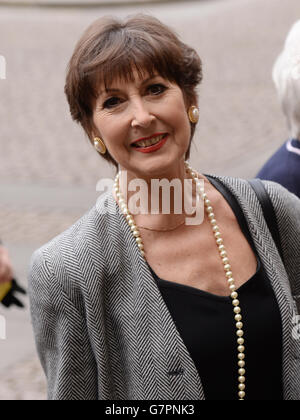 Anita Harris kommt in der Westminster Abbey in London zum Gottesdienst des im vergangenen Jahr verstorbenen Lord Richard Attenborough an. Stockfoto