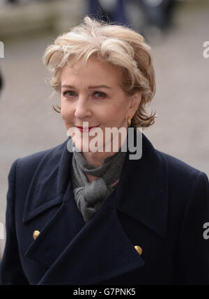 Patricia Hodge kommt in der Westminster Abbey in London zum Gedenkgottesdienst von Lord Richard Attenborough an, der letztes Jahr starb. Stockfoto