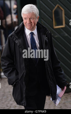 Tony Hall kommt in der Westminster Abbey in London zum Gedenkgottesdienst für Lord Richard Attenborough an, der letztes Jahr starb. Stockfoto