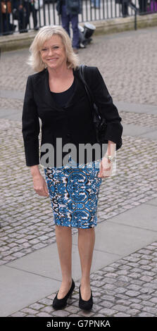 Sue Barker kommt zur Westminster Abbey in London für den Gedenkgottesdienst von Lord Richard Attenborough an, der letztes Jahr starb. Stockfoto