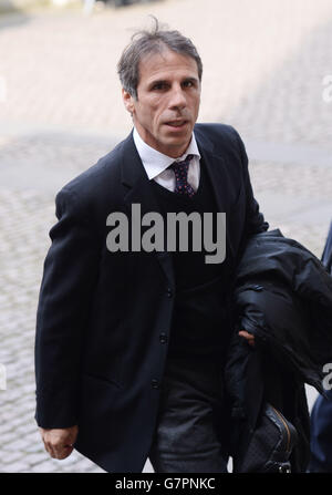 Gianfranco Zola kommt in der Westminster Abbey in London zum Gedenkgottesdienst für Lord Richard Attenborough an, der letztes Jahr starb. Stockfoto