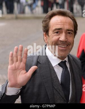 Robert Lindsay kommt in Westminster Abbey in London zum Gedenkgottesdienst von Lord Richard Attenborough an, der letztes Jahr starb. Stockfoto