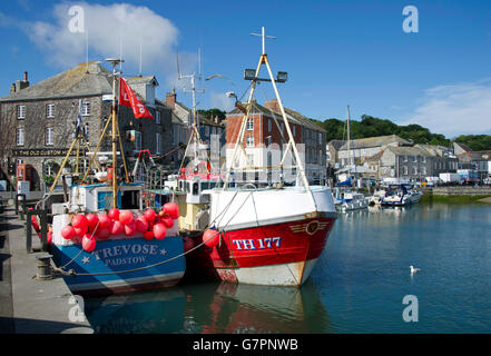 Hafen von Padstow, Cornwall, UK, ein beliebtes Urlaubsziel mit vielen Restaurants und cafes.fish Meeresfrüchte Möwen Rick Stein Stockfoto