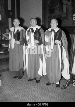 Lord Shackleton (c), einer der neuen Lebenskollegen, mit seinen Sponsoren Lord Pakenham (l) und Lord Ogmore (r) im Haus der Herren, als er als eine besondere Sitzung vorgestellt wurde. Lord Shackleton, 47, Sohn des Antarktisforschers Sir Ernest Shackleton, war früher Edward Shackleton. Er war zweimal Mitglied des sozialistischen Parlaments. Während des Zweiten Weltkriegs diente er in der RAF und war ein Experte für Anti-U-Boot-Maßnahmen. Stockfoto