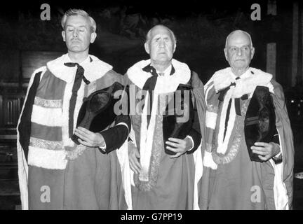 Lord Fraser von Lonsdale (c) einer der neuen Lebenskollegen, mit seinen Sponsoren, Lord Lovat (l) und Lord Astor (r) im House of Lords, wo er vorgestellt wurde und den Eid ablegte. Die Sitzung der Herren war die zweite der beiden Sondersitzungen, die abgehalten wurden, um den neuen Lebenskollegen und Peeresses die Möglichkeit zu geben, ihre Plätze für die staatliche Eröffnung des Parlaments zu nehmen. Lord Fraser wurde während des Ersten Weltkriegs in Frankreich geblendet und wurde später Präsident der britischen Legion. Stockfoto