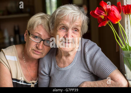 Eine ältere Frau mit ihrer erwachsenen Tochter. Stockfoto