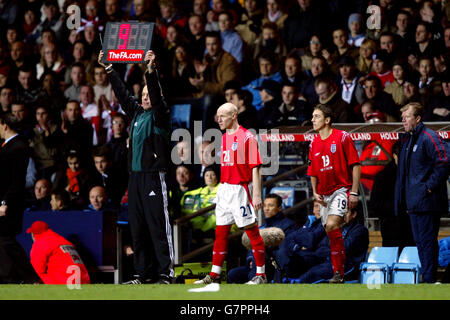 Der englische Andrew Johnson tritt als Ersatz für Wayne auf Rooney gegen Holland, als Stewart Downing (r) anschaut Stockfoto