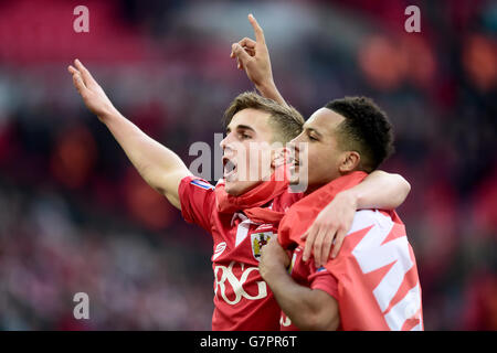 Joe Bryan und Korey Smith (rechts) von Bristol City feiern den Sieg Nach der letzten Pfeife Stockfoto