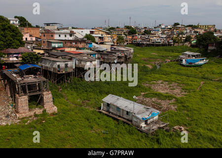 Stelzenläufer Häuser in einer Manaus Stadt Favela, Gebiet, wo Überschwemmungen passieren, Brasilien. Stockfoto