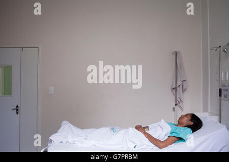 Die Erwachsene Frau, die in die Fundação de Medicina Tropical do Amazonas in Manaus, Brasilien, aufgenommen wurde, weist den charakteristischen Masern-Ausschlag auf – rote makulopapulöse Flecken, die im Gesicht beginnen und sich über den Körper ausbreiten. Diese hoch ansteckende, durch die Luft übertragene Virusinfektion unterstreicht die entscheidende Notwendigkeit einer robusten Impfversorgung und verstärkter Maßnahmen im Bereich der öffentlichen Gesundheit im Amazonasgebiet. Stockfoto