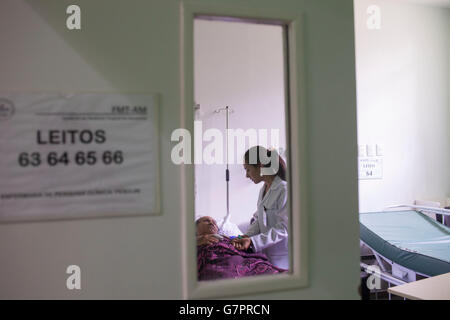 Ältere Frau betreut Malaria im Fundacao de Medicina Tropical Amazonas (Amazon Tropical Medicine Foundation), Stadt in Manaus, Brasilien - Malaria ist eine Moskitos übertragene Infektionskrankheit des Menschen verursacht durch eukaryotischen Protisten aus der Gattung Plasmodium - es ist weit verbreitet in tropischen und subtropischen Regionen - die Krankheit-Ergebnisse aus der Multiplikation der Malariaparasiten in den Erythrozyten verursacht Symptome, die in der Regel Fieber und Kopfschmerzen gehören , in schweren Fällen zu Koma und Tod. Stockfoto