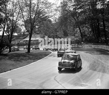 Ein Mini cooper führt das Feld an der North Tower Crescent Kurve während des Kleinwagen-Trophäenrennens an. Stockfoto