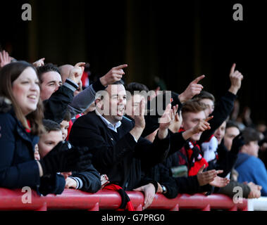 Fußball - Sky Bet Championship - Brentford / AFC Bournemouth - Griffin Park. AFC Bournemouth Fans während des Sky Bet Championship Spiels im Griffin Park, Brentford. Stockfoto