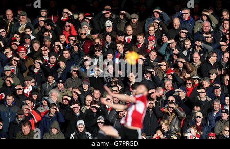 Brentford-Fans während des Spiels der Sky Bet Championship im Griffin Park, Brentford. Stockfoto