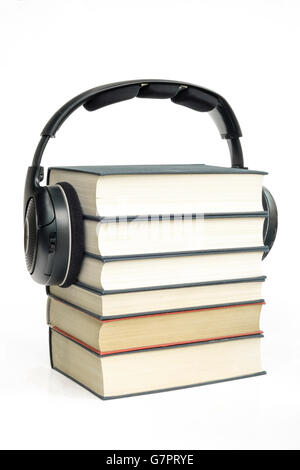 Gruppe von Büchern und Kopfhörer im Zusammenhang mit Hörbücher, E-Books und Digital hören und Erzählweise des geschriebene Bücher Stockfoto