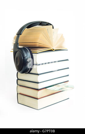 Gruppe von Büchern und Kopfhörer im Zusammenhang mit Hörbücher, E-Books und Digital hören und Erzählweise des geschriebene Bücher Stockfoto