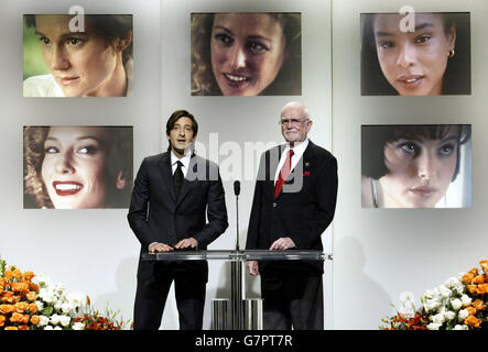 Der Schauspieler Adrien Brody (links) und der Präsident der Academy of Motion Pictures Arts and Sciences, Frank Pierson, verkünden die beste Nebendarstellerin. Stockfoto