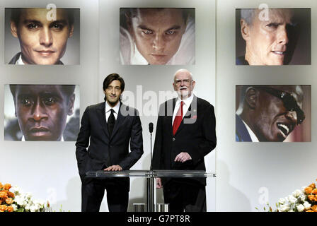 Der Schauspieler Adrien Brody (links) und der Präsident der Academy of Motion Pictures Arts and Sciences, Frank Pierson, geben die Nominierungen für den besten Schauspieler bekannt. Stockfoto