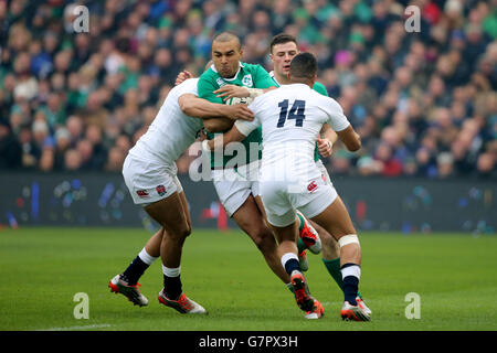 Die Engländerin Jonathan Joseph und Anthony Watson haben sich während des RBS Six Nations-Spiels im Aviva Stadium in Dublin gegen den irischen Simon Zebo (Mitte) eingesetzt. Stockfoto