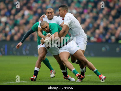 Die Engländerin Jonathan Joseph und Anthony Watson haben sich während des RBS Six Nations-Spiels im Aviva Stadium in Dublin gegen den irischen Simon Zebo (Mitte) eingesetzt. Stockfoto