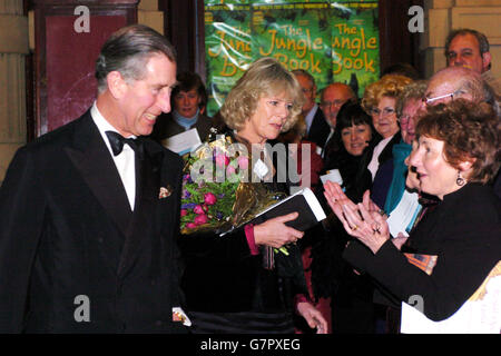 Der Prinz von Wales und seine Partnerin Camilla Parker Bowles sprechen mit der Öffentlichkeit, während sie die Royal Gala verlassen. Stockfoto