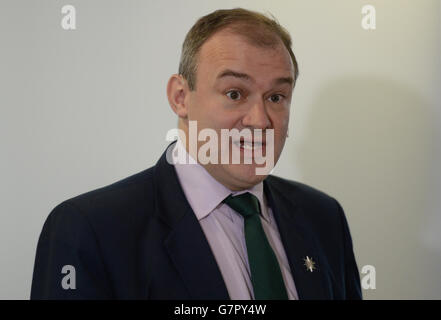 Ed Davey, Minister für Energie und Klimawandel, spricht um MoneySavingExpert.com Uhr in London über eine neue Energiepolitik. Stockfoto