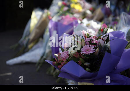 Rebecca Watts fehlt. Blumen im Familienhaus von Rebecca Watts in Crown Hill, Bristol. Stockfoto