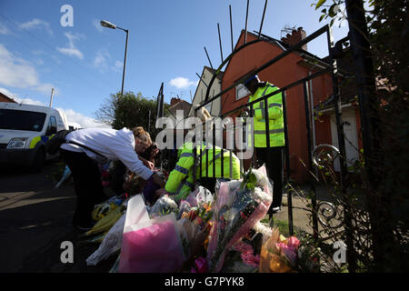 Rebecca Watts fehlt. Blumen im Familienhaus von Rebecca Watts in Crown Hill, Bristol. Stockfoto