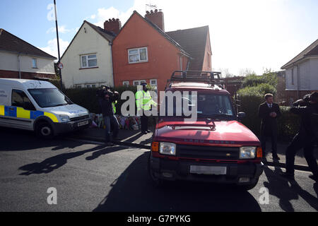 NUMMERNSCHILD VERPIXELT VOM PA-BILDTISCH Polizei und Öffentlichkeit bewegen die Blumen so, dass ein Auto von Rebecca Watts im Familienhaus von Rebecca Watts in Crown Hill, Bristol, bewegt werden kann. Stockfoto