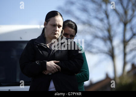 Trauernde halten in Respekt, nachdem sie Blumen im Familienhaus von Rebecca Watts in Crown Hill, Bristol, hinterlassen haben. Stockfoto