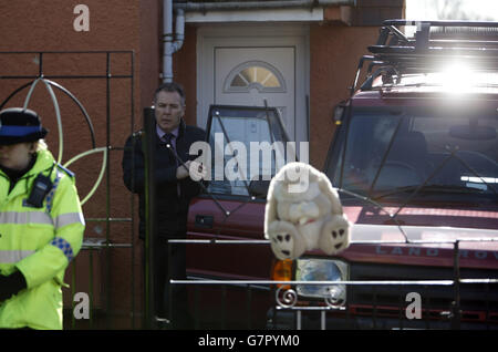 Polizei und Öffentlichkeit bringen die Blumen so, dass ein Auto von Rebecca Watts im Familienhaus von Rebecca Watts in Crown Hill, Bristol, bewegt werden kann. Stockfoto