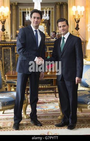 Der mexikanische Präsident Enrique Pena Nieto (rechts) trifft sich mit dem Labour-Führer Ed Miliband im Buckingham Palace, London. Stockfoto