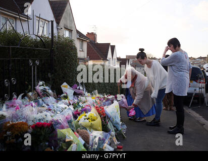 Vor dem Haus der Teenagerin Rebecca Watts werden Blumengebete zurückgelassen, während Gerichtsbeamte im Familienhaus in Crown Hill, Bristol, arbeiten, während sieben Personen im Zusammenhang mit der Untersuchung ihres Verschwindens nach der gestrigen Entdeckung von Körperteilen in Haft bleiben. Stockfoto