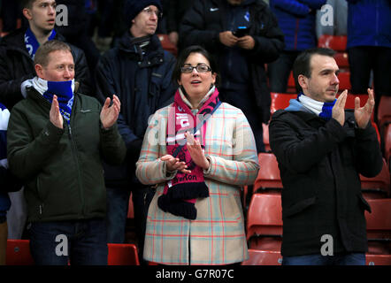 Everton-Fans jubeln während des Spiels der Barclays Premier League im Britannia Stadium, Stoke, auf ihrer Seite auf der Tribüne an. Stockfoto