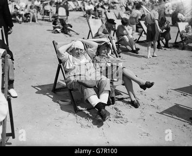 Urlauber genießen die Sonne am Strand von Bournemouth. Stockfoto